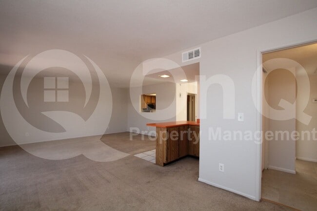 Building Photo - 744 W Oxford Dr