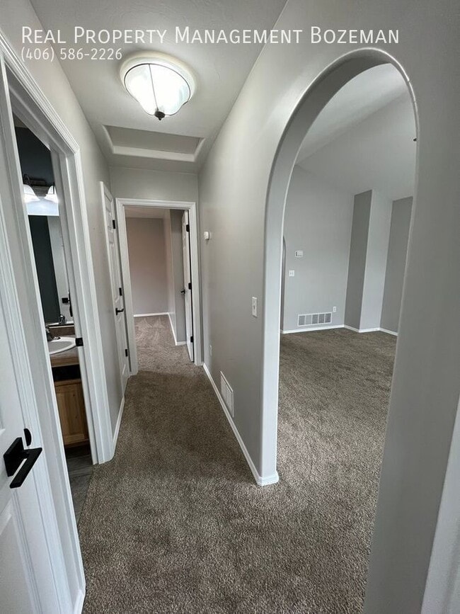 Building Photo - 452 Woodman Dr