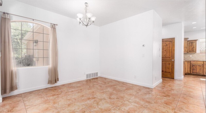 Building Photo - 584 W Mariposa Dr