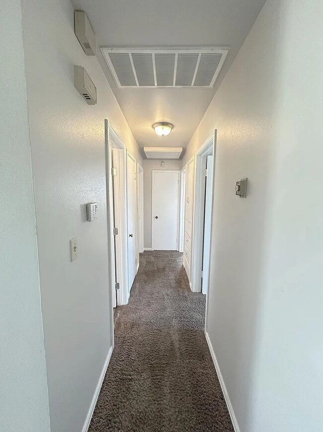 Building Photo - 3 Bed/1 1/2 Bath/1 Car with Carport