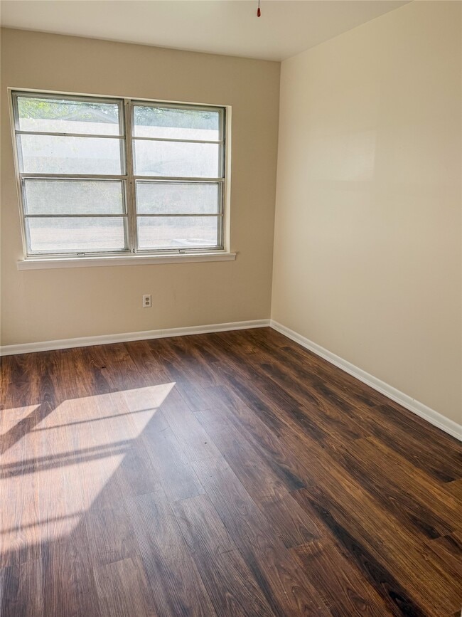 Building Photo - 109 Lakeway Dr