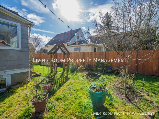 Building Photo - Bright Oversized Basement Apartment in Alb...