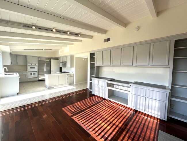 Building Photo - Wonderful Home! 3-Bedrooms, 2-Bath Plus Of...