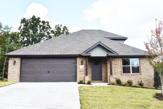 Building Photo - 3 Bedroom 2.5 Bathroom Home in Fayetteville AR!