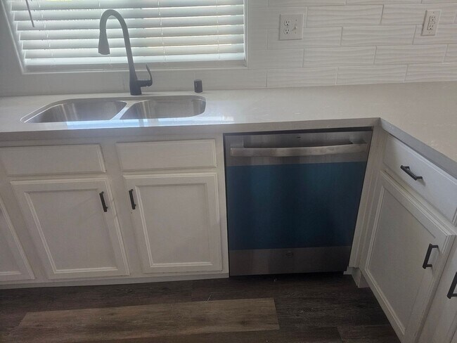 Building Photo - 4 Bedroom 2 Bath