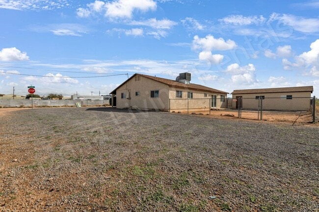 Building Photo - PET FRIENDLY CENTRALLY LOCATED ON ONE ACRE