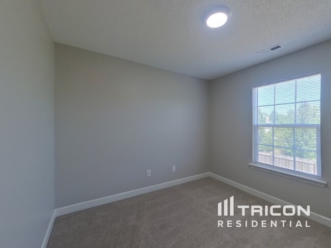 Building Photo - 2045 Sunset Village Dr
