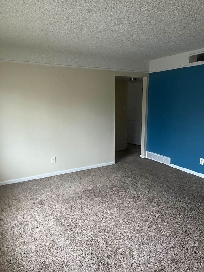 Building Photo - 2 Bedroom Bungalow in Warren - $1200