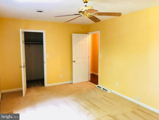 Building Photo - 2021 State Room Dr
