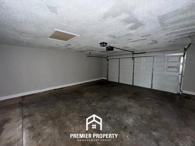 Building Photo - Spacious 3BR/2BA Memphis Home w/ Vaulted Ceilings, Fireplace & 2-Car Garage