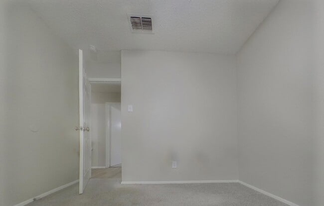 Building Photo - MOVE IN READY