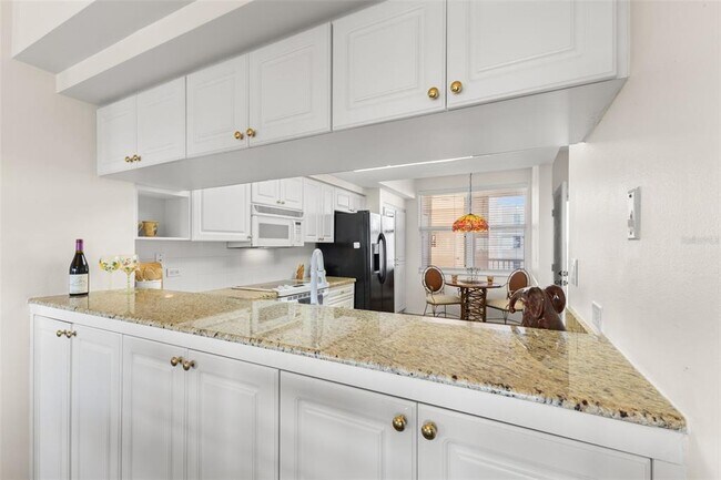 Building Photo - 6475 Shoreline Dr