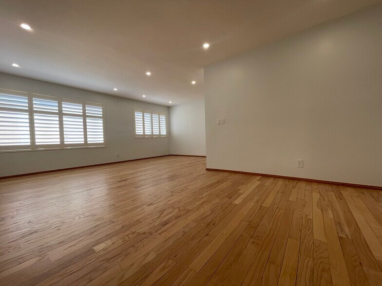Building Photo - 700 Westmount Dr