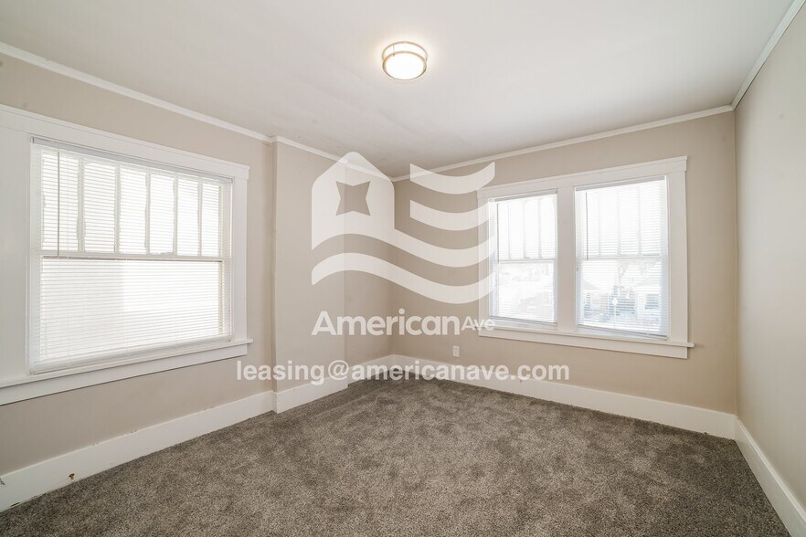 Building Photo - 1217 N Bourland Ave