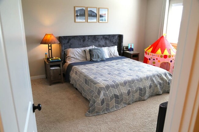 Building Photo - Short Term Leases! Furnished, Low Maintenance, Sweeping Views