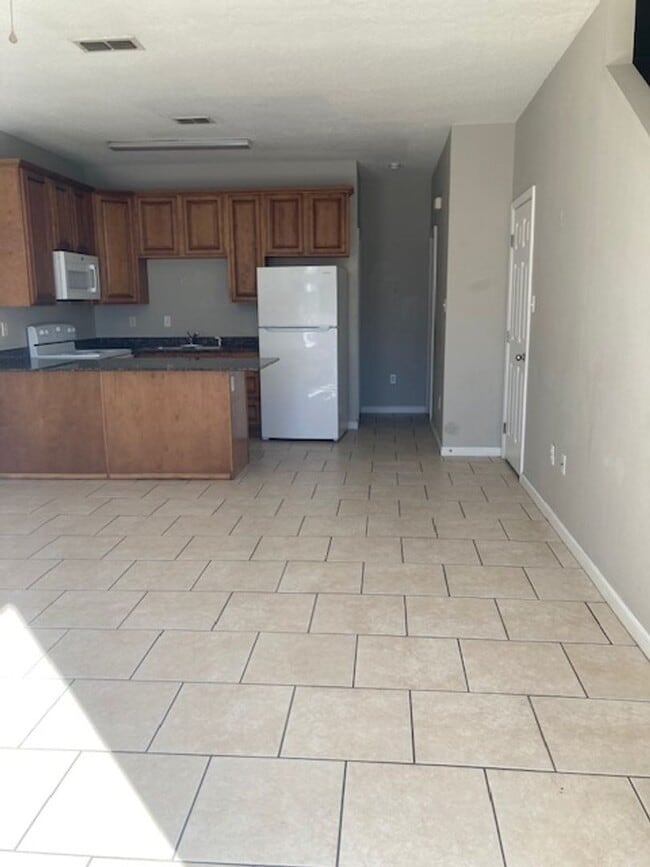 Building Photo - 3 Bedroom Gulfport Townhouse