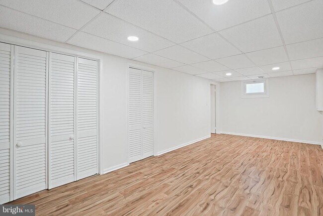 Building Photo - 6607 Lone Oak Dr