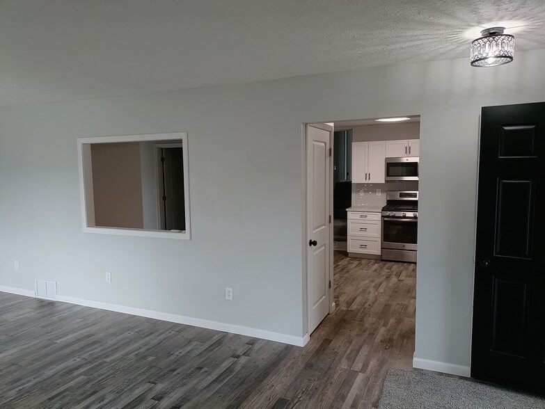 Building Photo - 6694 Boneta Rd