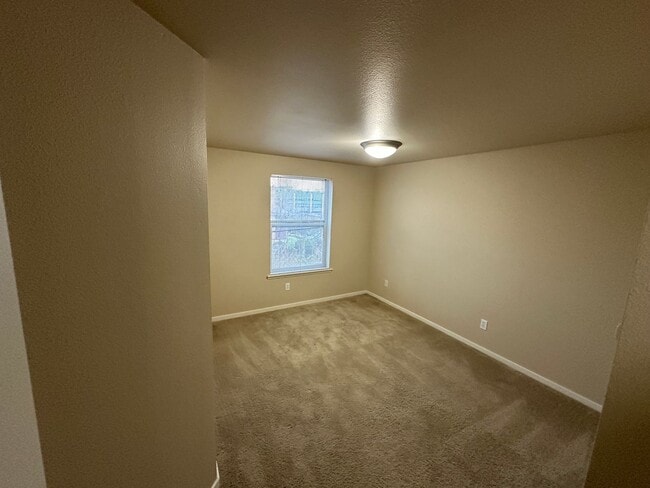 Building Photo - Quiet Updated South Queen 1bd 1bath Condo ...