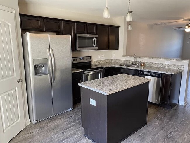 Building Photo - Spacious and well kept 2 bedroom home