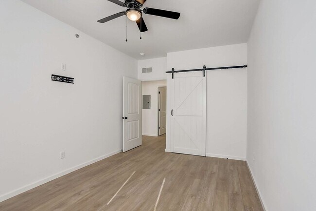 Building Photo - 912 Parkview Dr