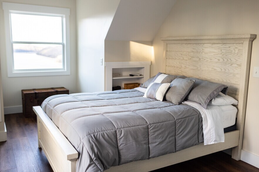 Building Photo - 210 Gail Dr