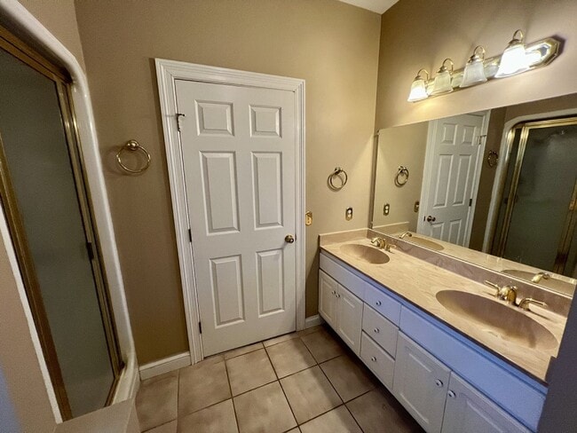 Building Photo - 3BR 2.5BA + Bonus Executive Townhome Near MTSU, FREE Lawn Care!