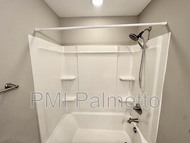 Building Photo - 117 Weeping Oak Ln
