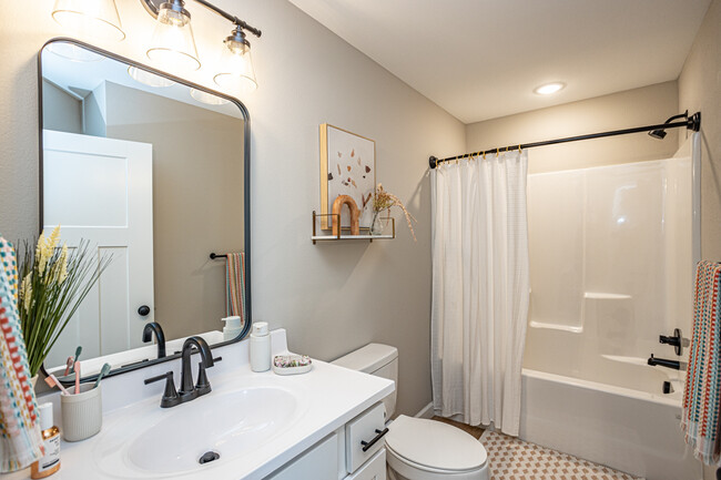 Second full bathroom featuring shower/tub combo and luxury vanity - 110 Sierra Cir