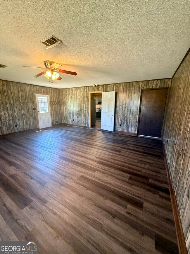 Building Photo - 131 Foxwood Cir