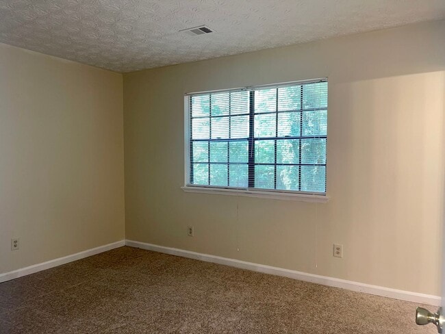 Building Photo - 3 Bed/2 Bath Ranch W/ Granite Counters & SS Appliances!