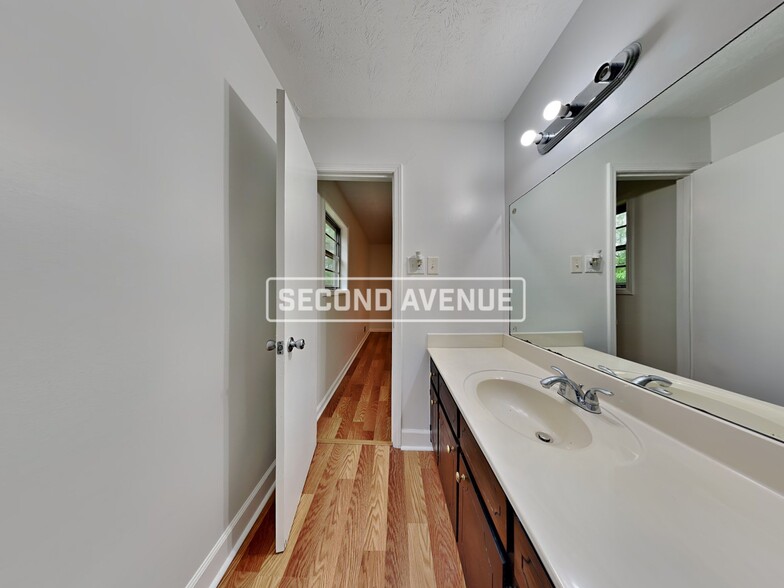 Building Photo - 1406 High Meadow Dr