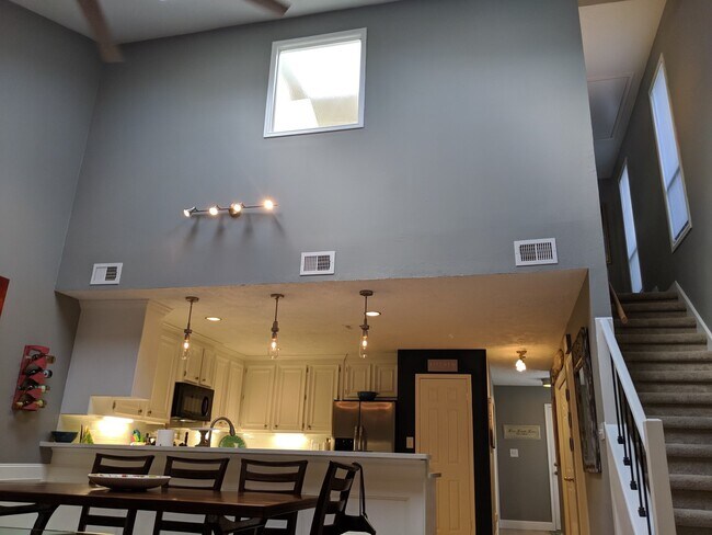 Building Photo - 3850 Knollcrest Dr