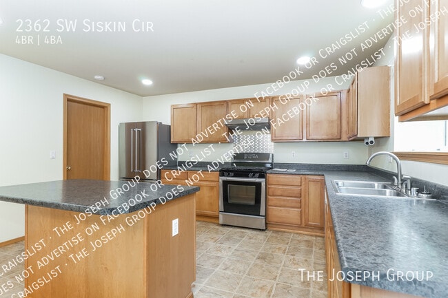 Building Photo - 2362 SW Siskin Cir