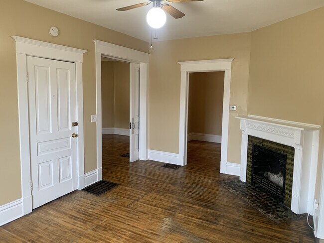 Building Photo - 2 Bedroom Upper Close to Downtown!