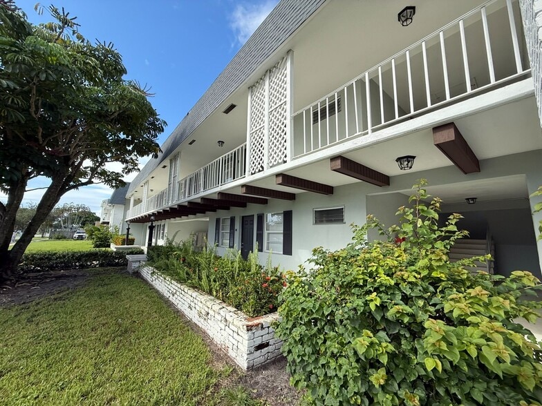 Building Photo - Brandon Palm Springs Apartment Homes