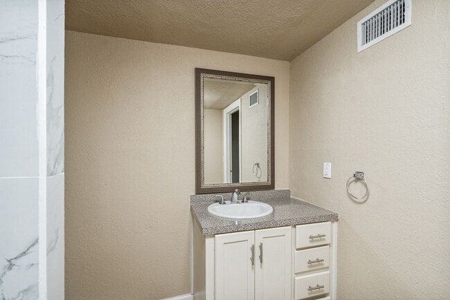 Building Photo - 1000 Qualia Dr