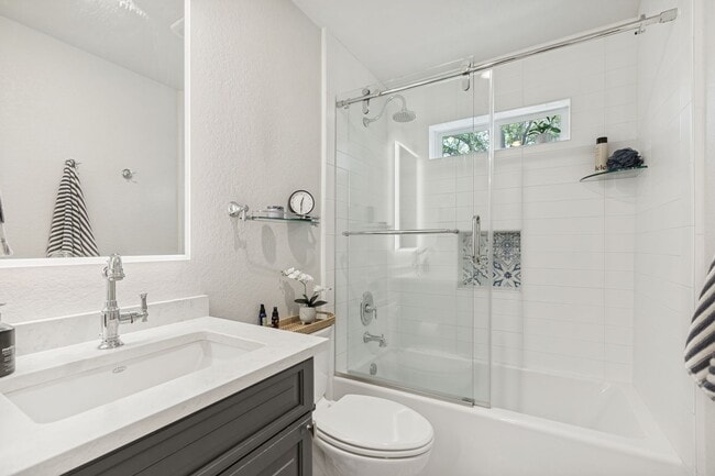 Building Photo - BEAUTIFUL FIRST FLOOR, 2-BEDROOM APARTMENT IN OLMOS PARK