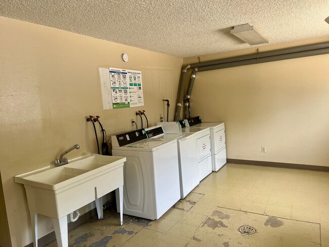 Building Photo - Spacious 2 Bed 1.5 Bath Condo in Hamden South
