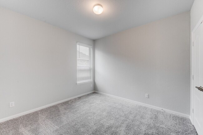 Building Photo - 1229 Red Hills Dr