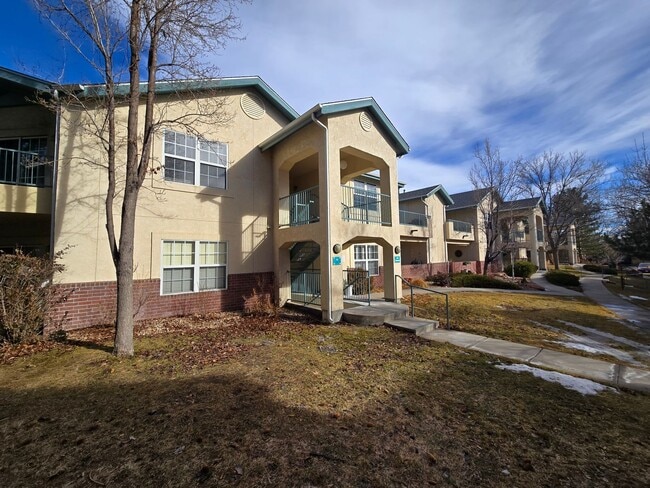 Building Photo - Fresh 2 bedroom, 2 bathroom condo located in Meadows on the Parkway in the heart of Boulder.