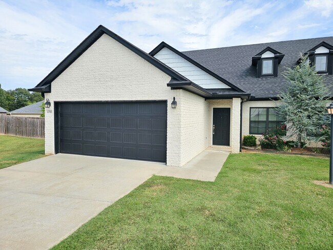 Building Photo - Beautiful 3 Bed/2.5 Bath Townhome in Chaff...