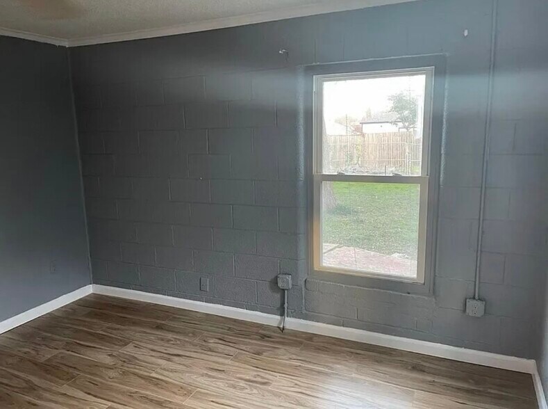 Building Photo - 3217 James Ave