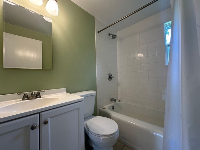Building Photo - 3bd/1.5ba Shoreline Home