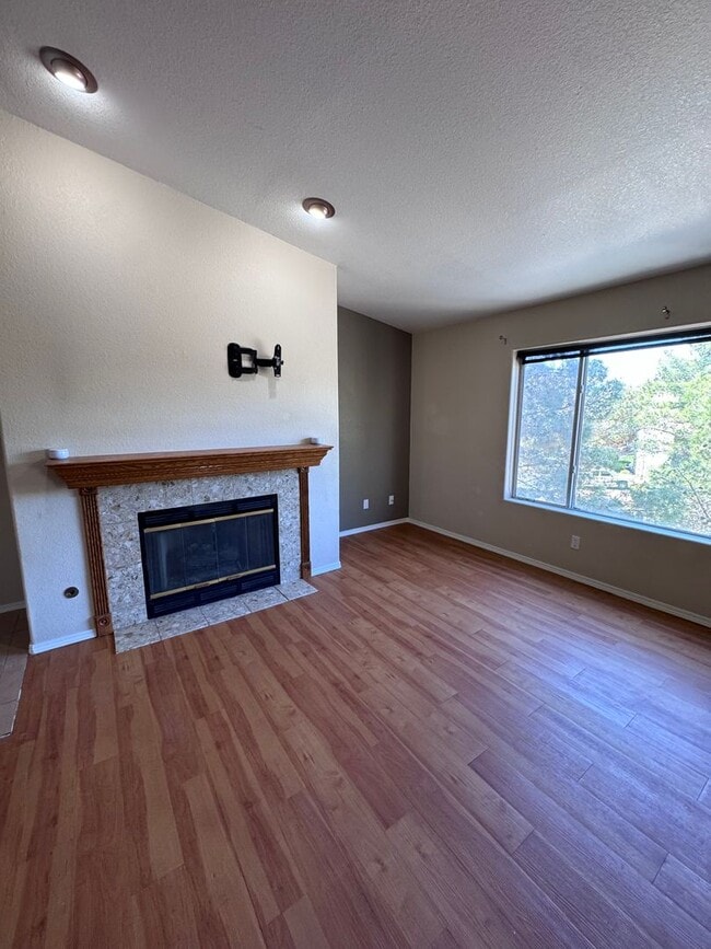 Building Photo - upper level with balcony - Boulder City