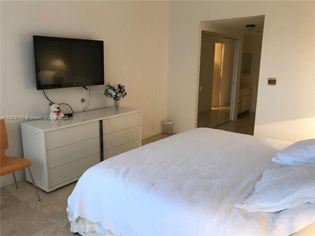 Building Photo - 20191 E Country Club Dr