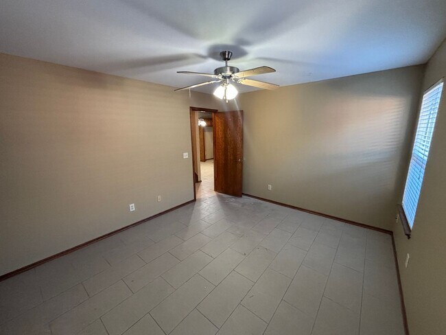 Building Photo - Wonderful Duplex in Yukon!