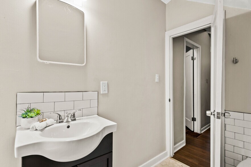 Upper Bathroom - 307 E 29th Ave