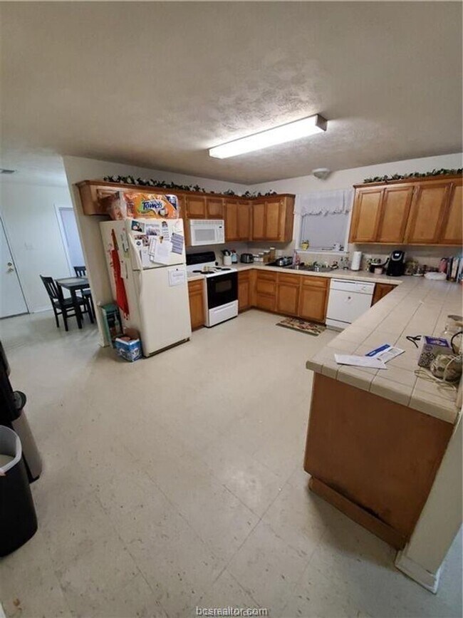 Building Photo - College Station - 3 bedroom /3 bath HOUSE Near TAMU!