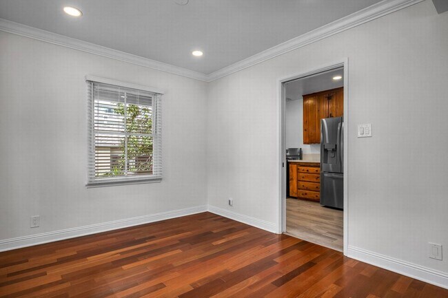 Building Photo - Incredible unit in A+ Location